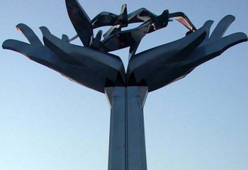鴿子雕塑-不銹鋼白鋼創意手捧鴿子雕塑